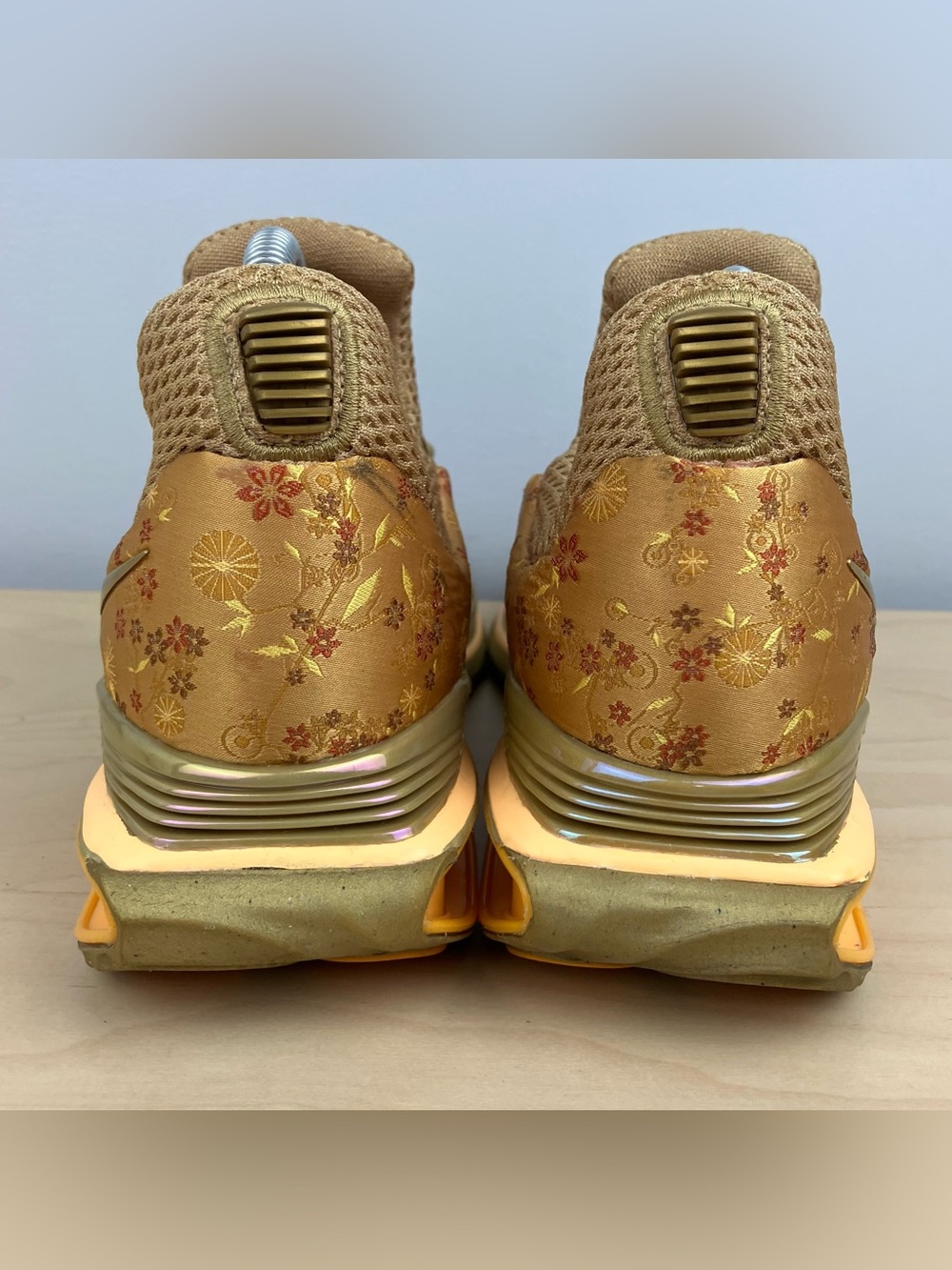 Nike Women’s Size 8.0 Shox Gravity Metallic Gold Floral Athletic Training Shoes - Picture 7 of 11